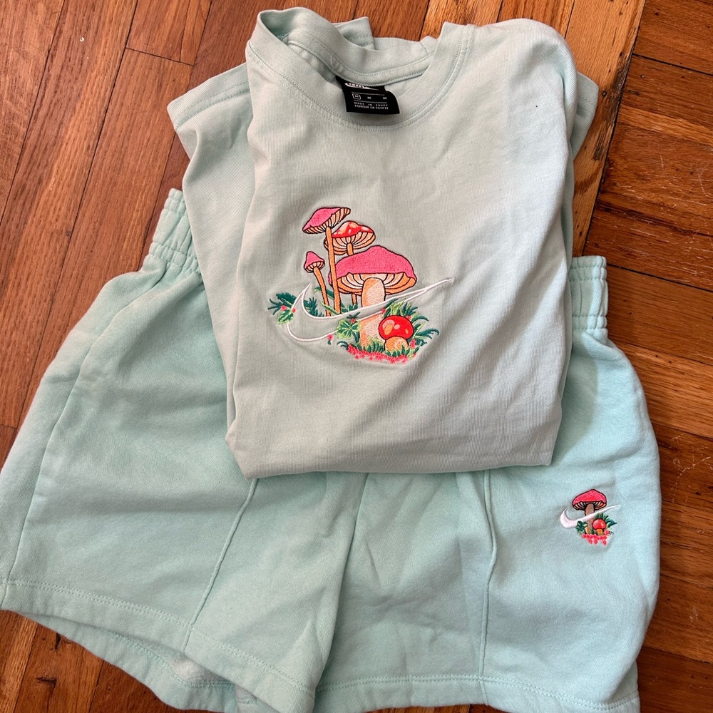 Nike 🍄 set. Shorts and t-shirt. Worn once.